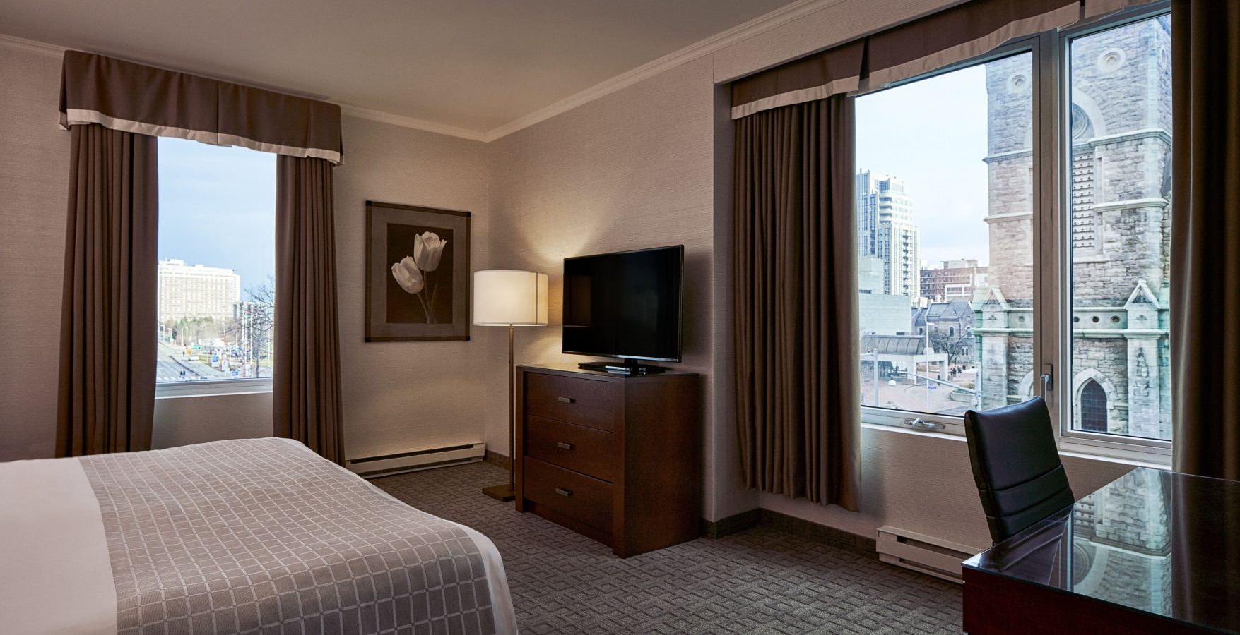 Elgin Class Hotel Room in Ottawa, featuring a flat screen TV and window view.