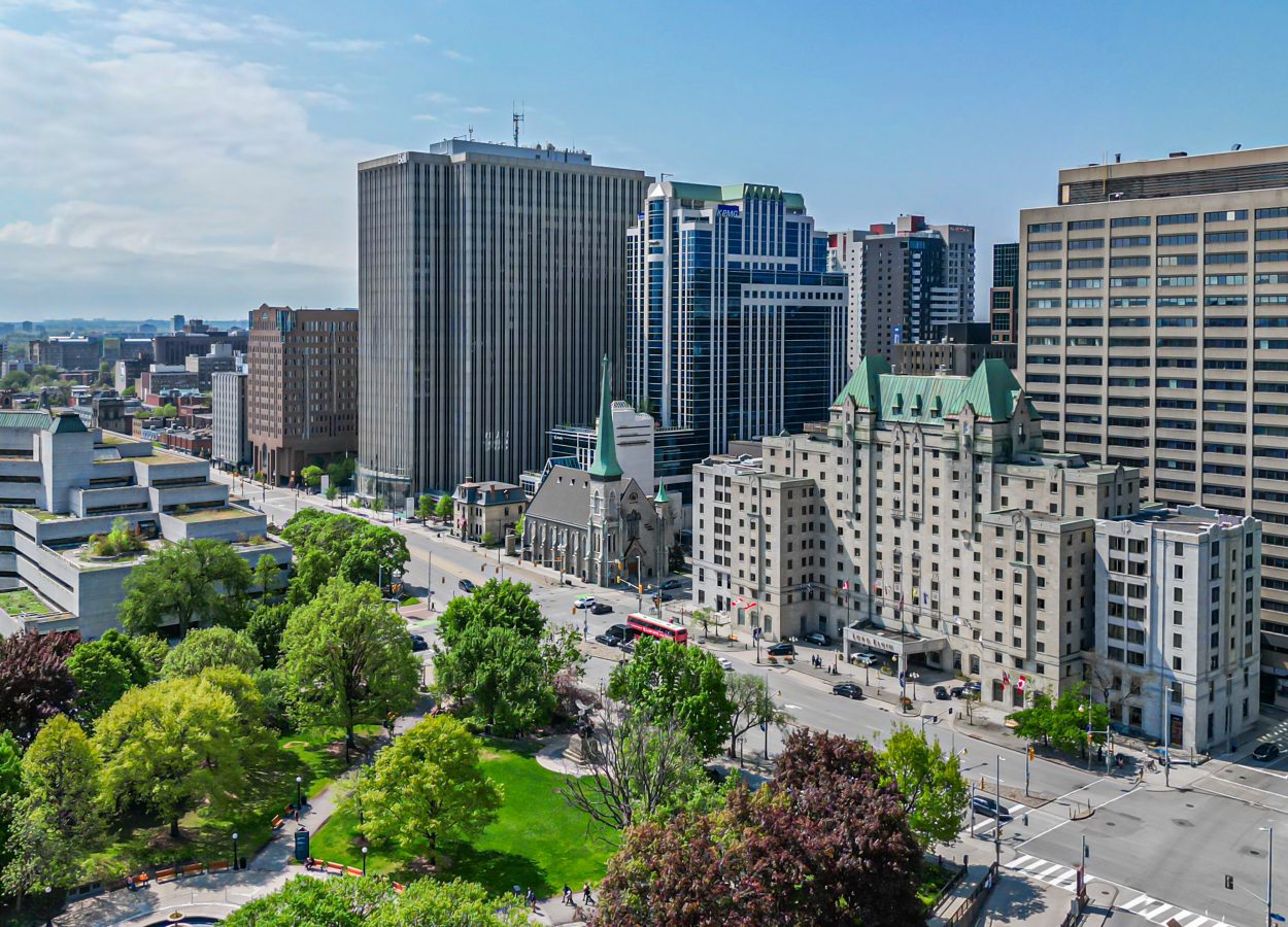 Aerial shot of the Lord Elgin Hotel in Downtown Ottawa during the daytime.